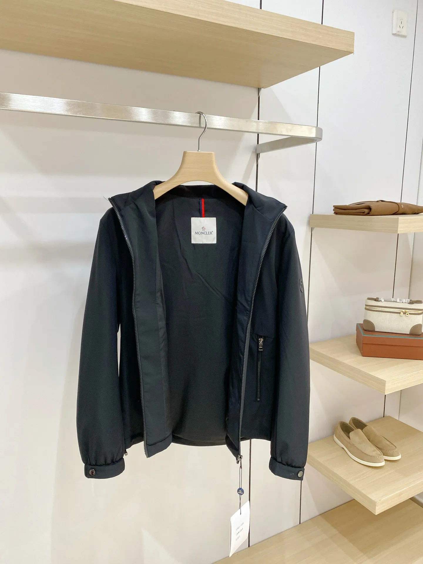 Moncler ： ， ， 。 ， ， ， 、 。 ： ， ， 、 。 Breathable， ， ， 。 ： ， ； ， ， 。 ， ， 。 ：Navy Blue、Khaki、Black ， ， 、 、 ， 。 Sizes：M-4XL